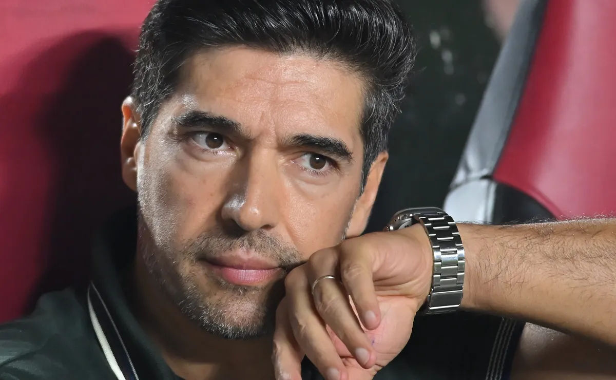 Abel Ferreira provoca o Flamengo sobre o VAR ao admitir pênalti cometido por Maurício