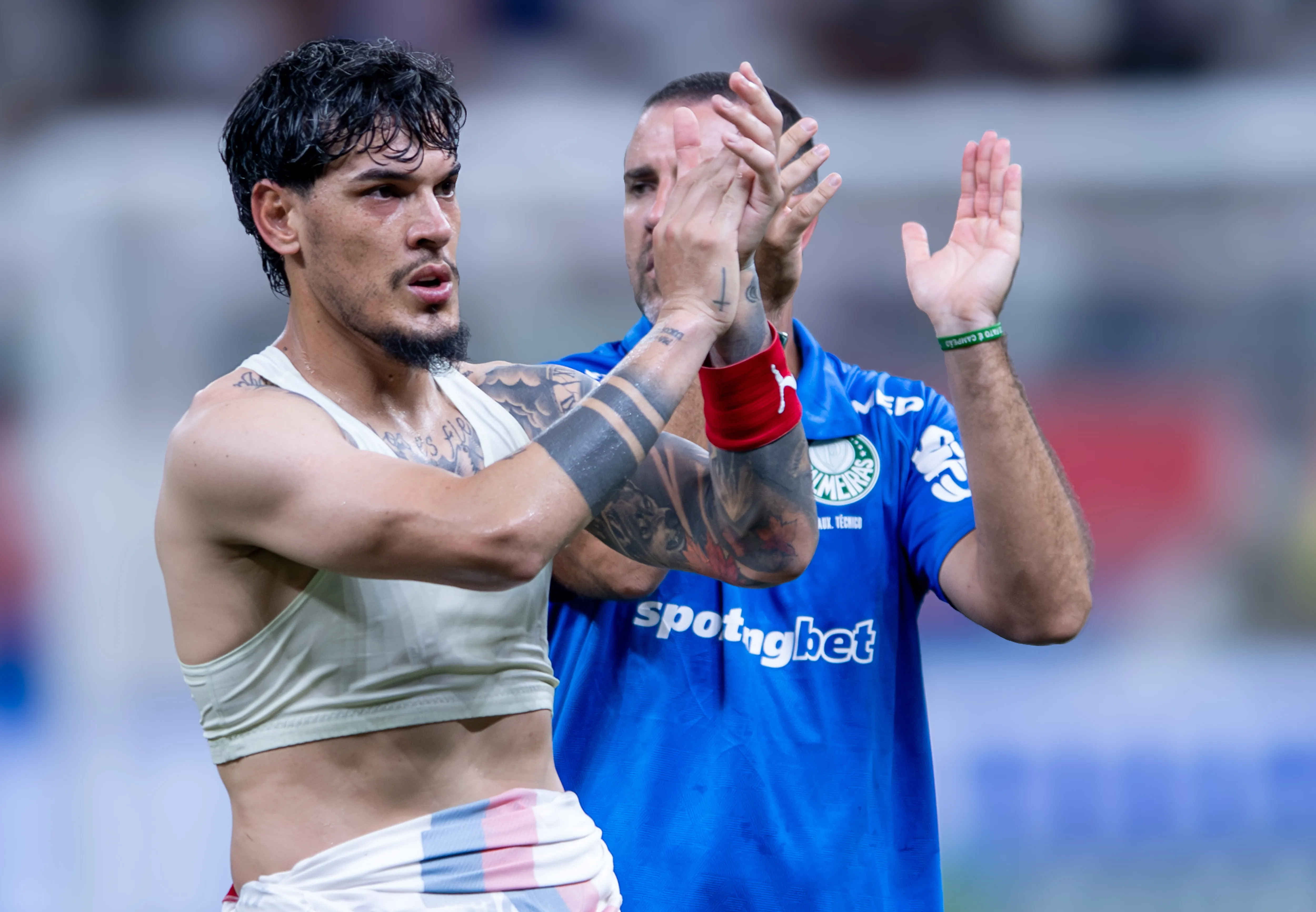 BA – SALVADOR – 05/04/2026 – BRASILEIRO A 2026, BAHIA X PALMEIRAS –  Gustavo Gomez Jogadore do Palmeiras comemoramvitoria ao final da partida contra o Bahia no estadio Arena Fonte Nova pelo campeonato Brasileiro A 2026. Foto: Jhony Pinho/AGIF