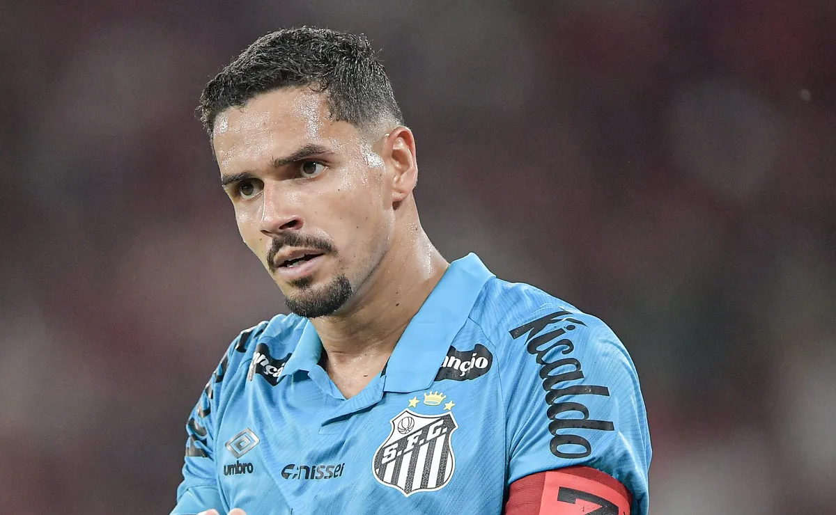 Lucas Veríssimo entra em cena no Santos e usa papel de liderança no vestiário