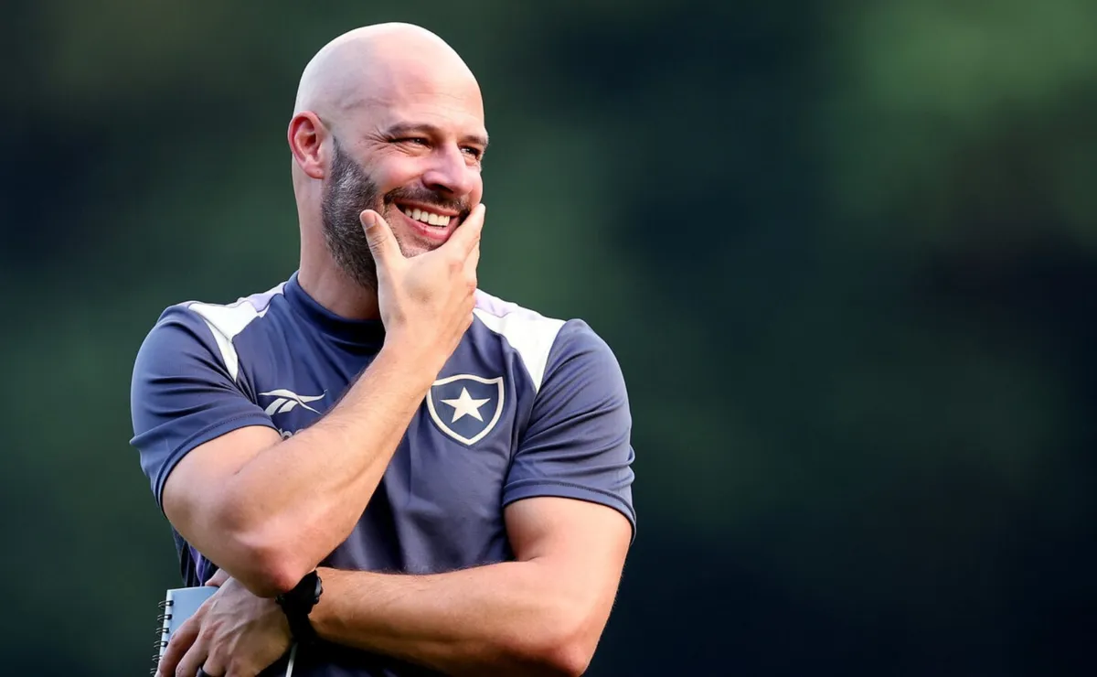 Botafogo repete estratégia e volta a ter técnico mais jovem da Série A