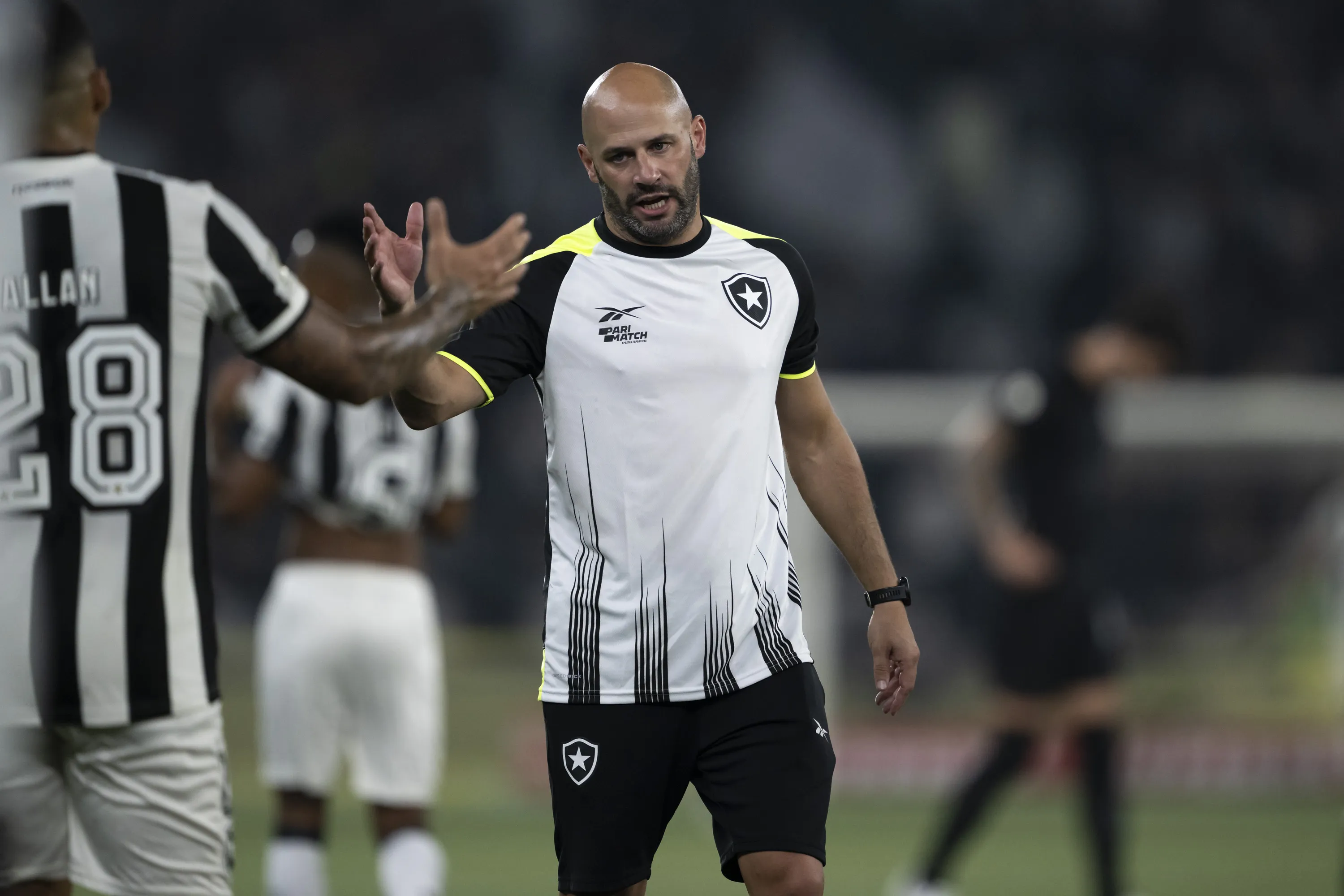 RJ – RIO DE JANEIRO – 14/09/2024 – BRASILEIRO A 2024, BOTAFOGO X CORINTHIANS – Franclim Carvalho auxiliar tecnico do Botafogo durante partida contra o Corinthians no estadio Engenhao pelo campeonato Brasileiro A 2024. Foto: Jorge Rodrigues/AGIF