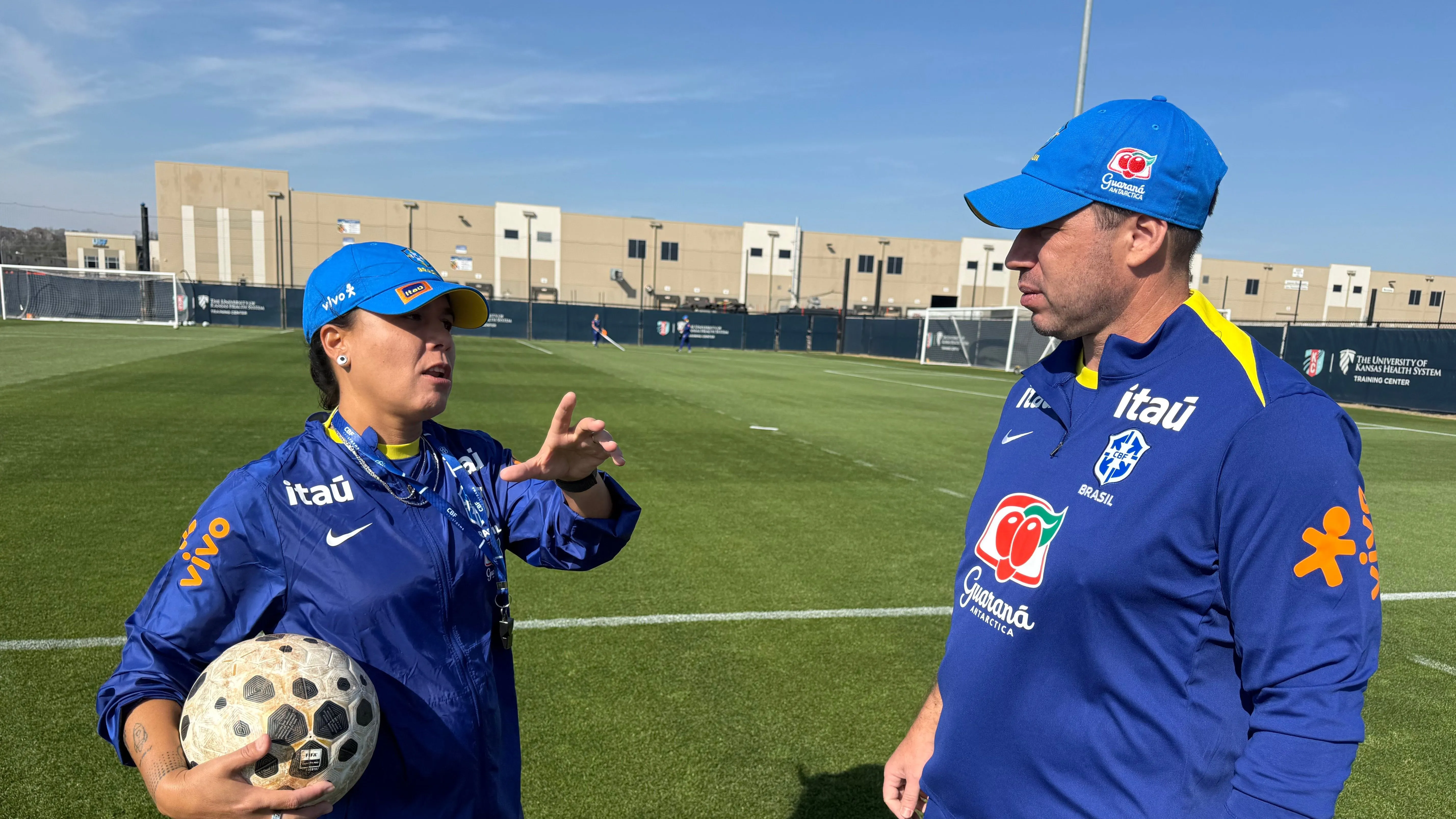 Treinadora Camilla Orlando conversa com Guilherme Giudice, auxiliar técnico da Seleção, após primeiro treino no Kansas