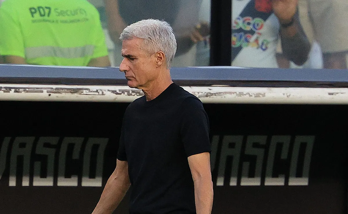 Torcida do Grêmio vê Luís Castro se mostra abatido e praticamente entregue após mais um tropeço no ano