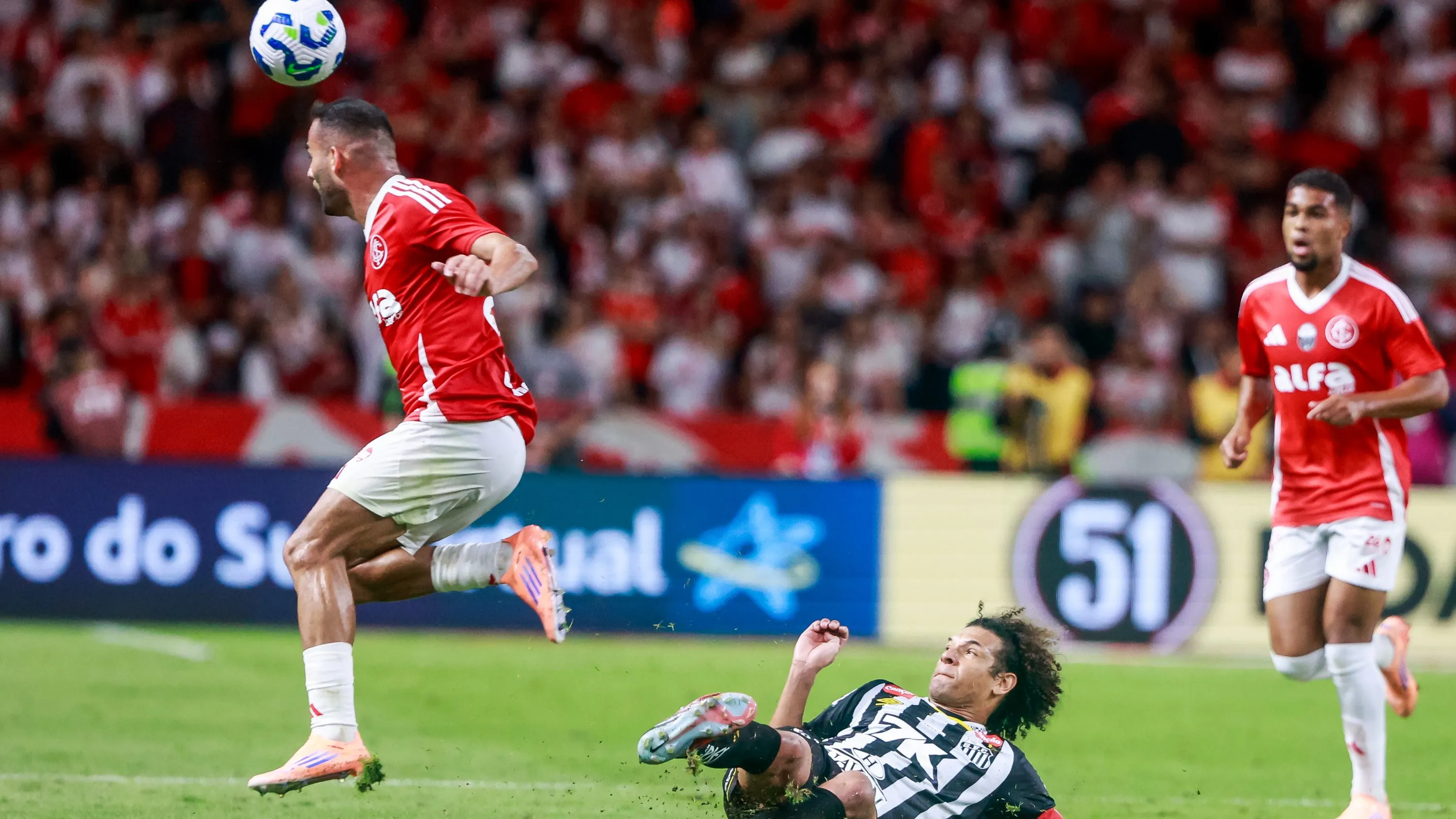 Thiago Maia em ação pelo Colorado. Foto: Luiz Erbes/AGIF