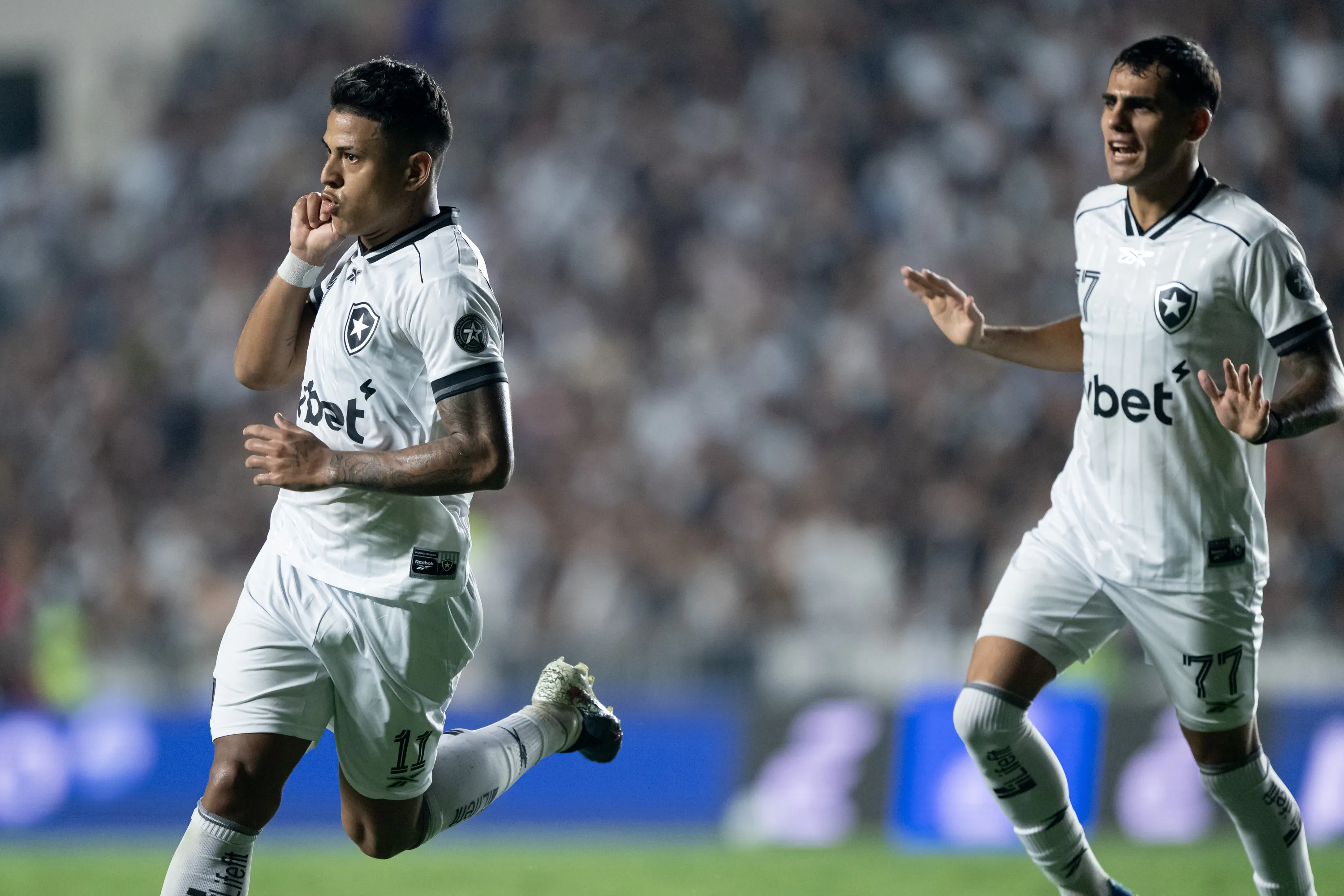 RJ – RIO DE JANEIRO – 04/04/2026 – BRASILEIRO A 2026, VASCO X BOTAFOGO – Matheus Martins jogador do Botafogo comemora seu gol durante partida contra o Vasco no estadio Sao Januario pelo campeonato Brasileiro A 2026. Foto: Jorge Rodrigues/AGIF