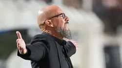 Treinador do Cusco reclama da arbitragem e manda indireta pro Fla. Foto: Raul Sifuentes/Getty Images)