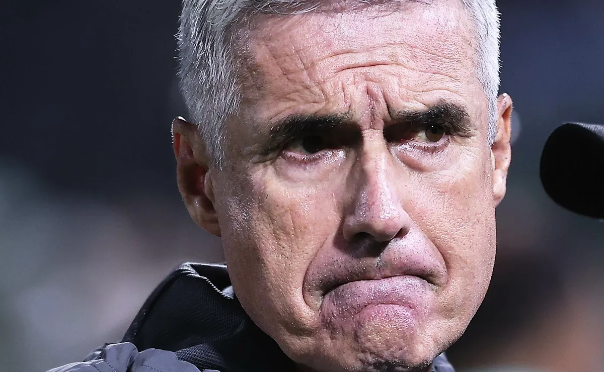 Demissão de Luís Castro é considerada inviável no Grêmio; técnico não tem valor fixado de multa rescisória