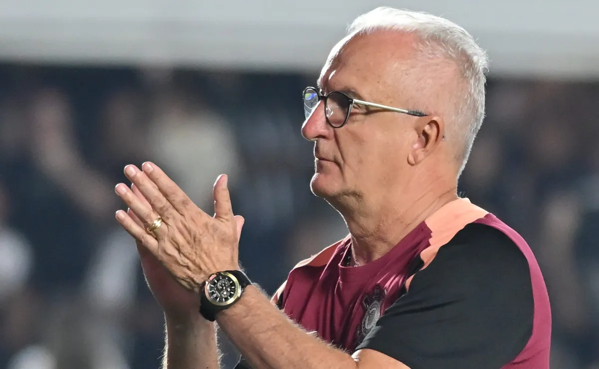 Torcida do Santos pede contratação de Dorival Júnior após derrota; Técnico aceita assumir novo projeto