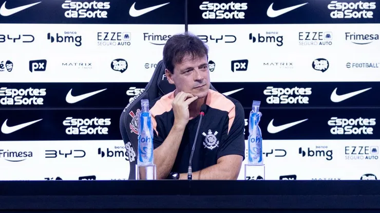 Fernando Diniz em apresentação pelo Corinthians