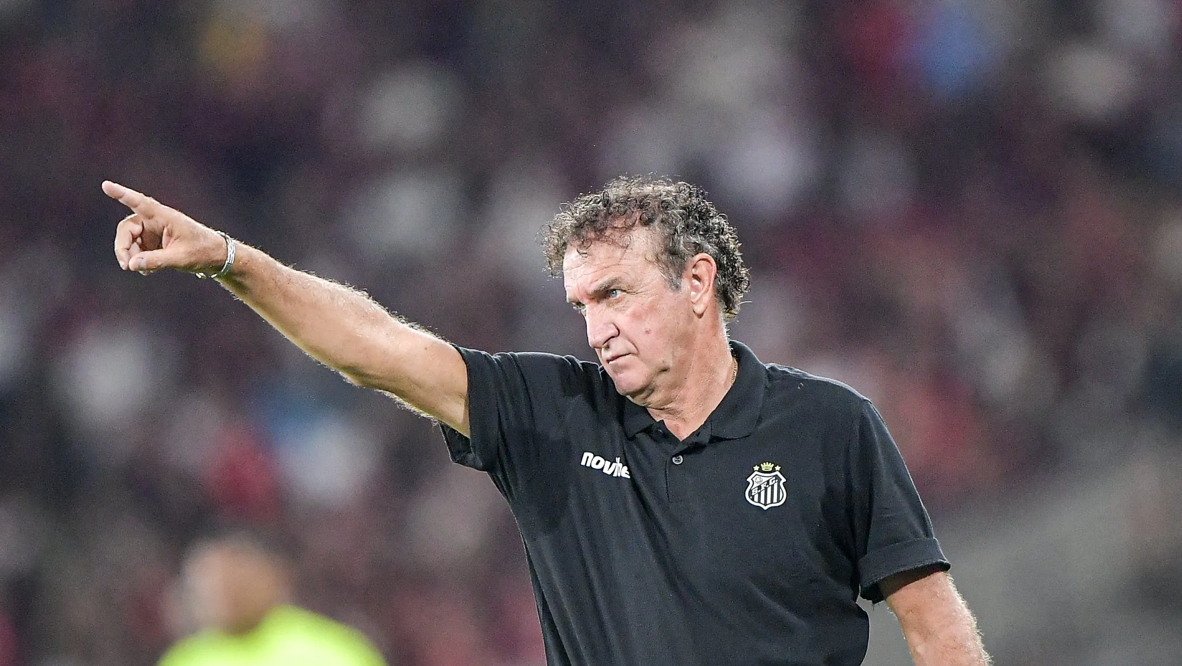 Foto: Thiago Ribeiro/AGIF – Cuca, técnico do Santos, durante jogo no Maracanã contra o Flamengo
