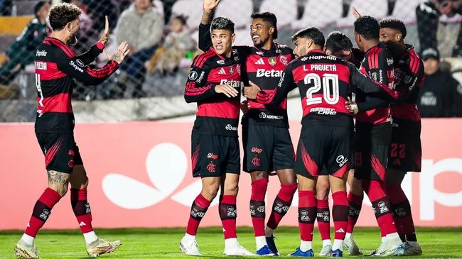 Bruno Henrique comemora seu gol contra o Cusco junto com os companheiros Rubro-Negros – Foto” Gilvan de Souza/Flamengo