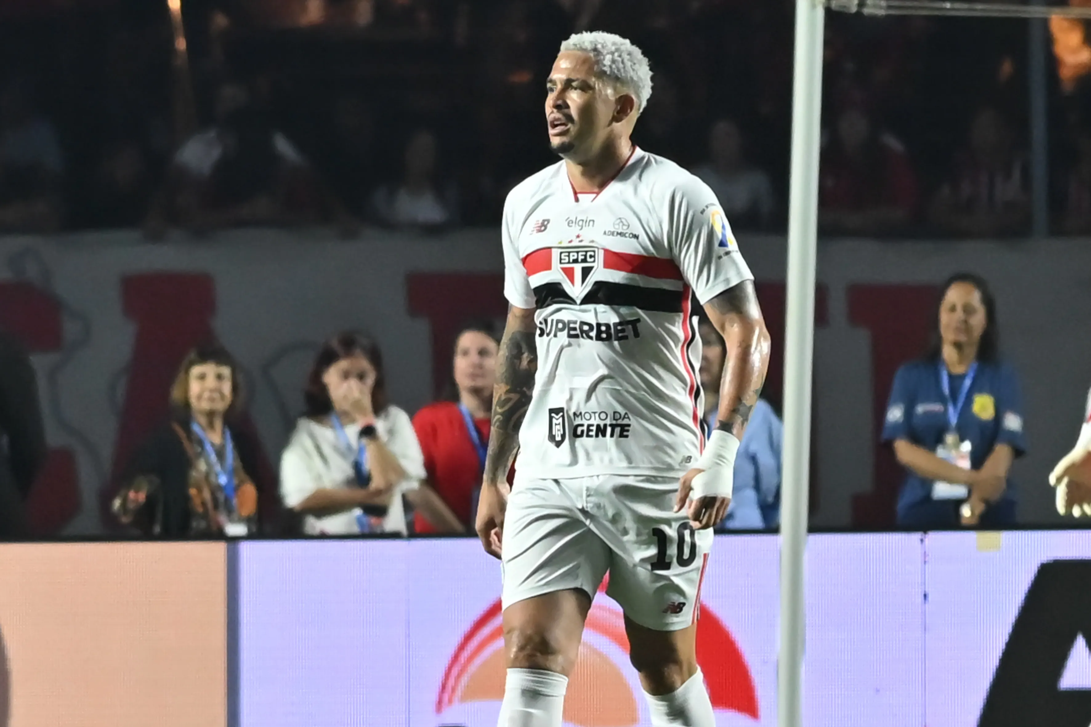 Luciano durante partida pelo São Paulo. Foto: Jota Erre/AGIF