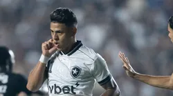 Matheus Martins comemorando gol contra o Vasco.