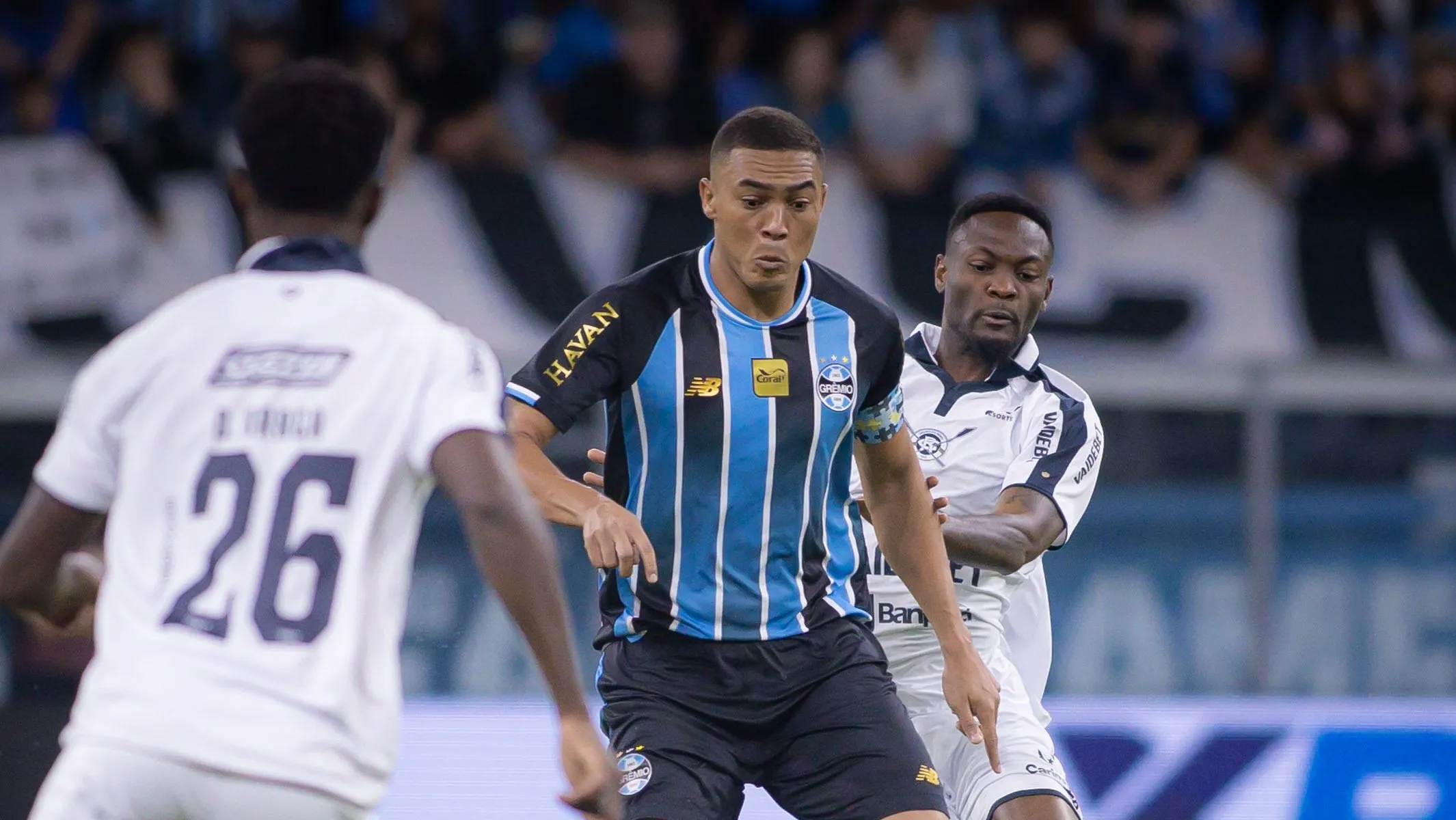 Foto: Maxi Franzoi/AGIF – Carlos Vinícius retorna ao time do Grêmio contra o Inter.