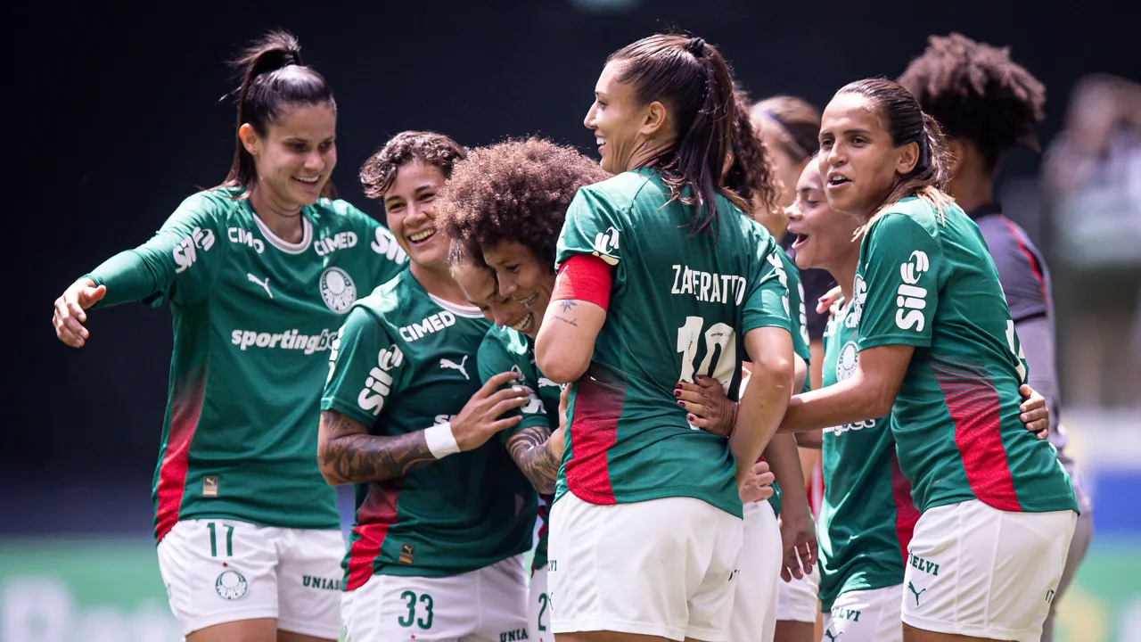 Equipe feminina do Palmeiras celebra goleada sobre o Vitória