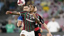 Jorginho jogador do Flamengo disputa lance com John Kennedy jogador do Fluminense durante partida no estadio Maracana pelo campeonato Carioca 2026. Foto: Alexandre Loureiro/AGIF