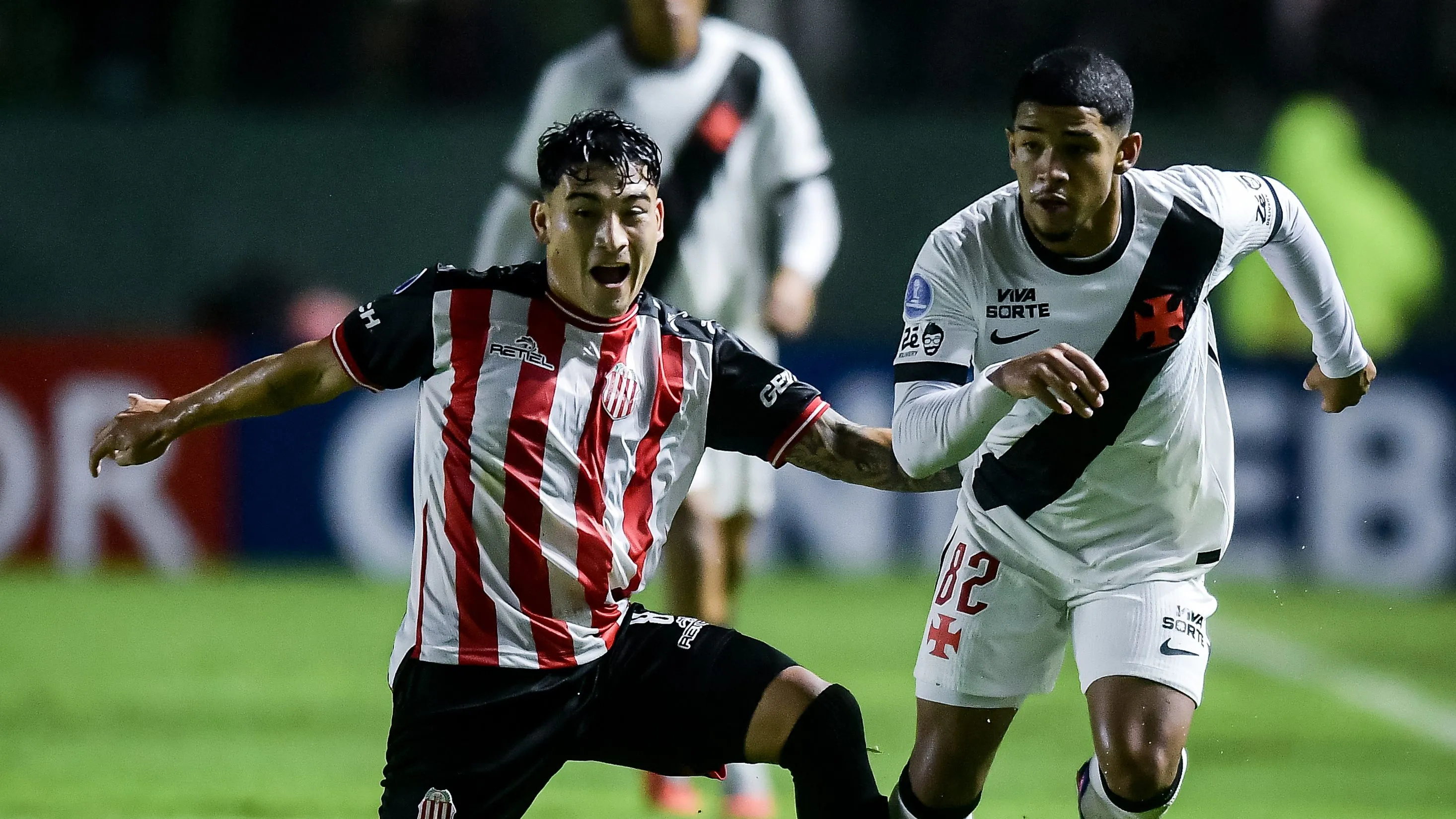 Barracas Central e Vasco ficaram no 0 a 0. (Photo by Marcelo Endelli/Getty Images)