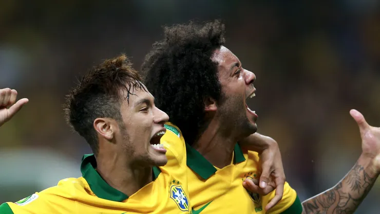 Ney Jr. ao lado de Marcelo pela Seleção.