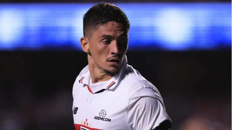 Pablo Maia em campo com a camisa do São Paulo.