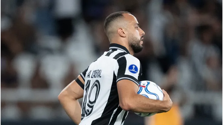 Arthur Cabral, jogador do Botafogo, comemora seu gol durante partida contra o Caracas no estadio Engenhao pelo campeonato Copa Sul-Americana 2026. Foto: Jorge Rodrigues/AGIF