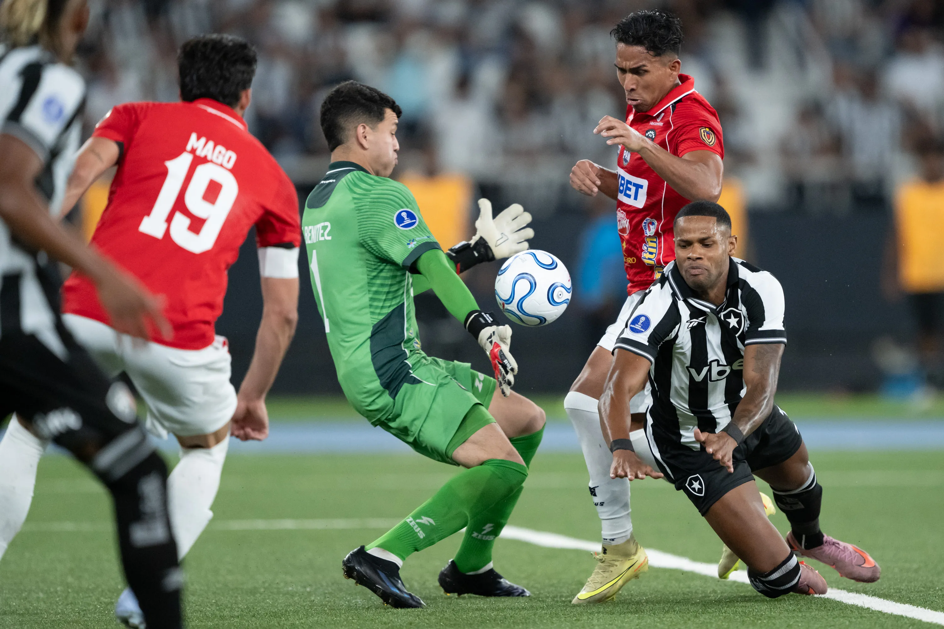Junior Santos jogador do Botafogo durante partida contra o Caracas no estadio Engenhao pelo campeonato Copa Sul-Americana 2026. Foto: Jorge Rodrigues/AGIF