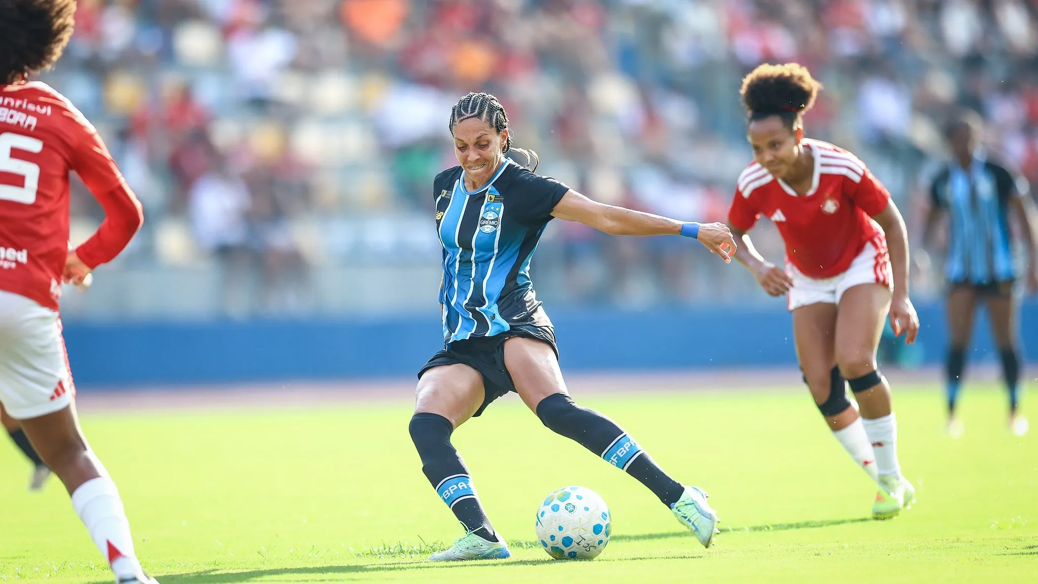 Camila Pini em campo contra o Internacional pelo Brasileirão Feminino