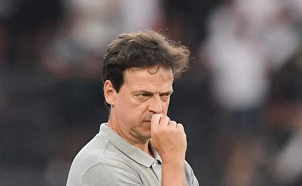 Fernando Diniz começa o jogo bastante irritado na beira do campo e Corinthians não consegue sair jogando