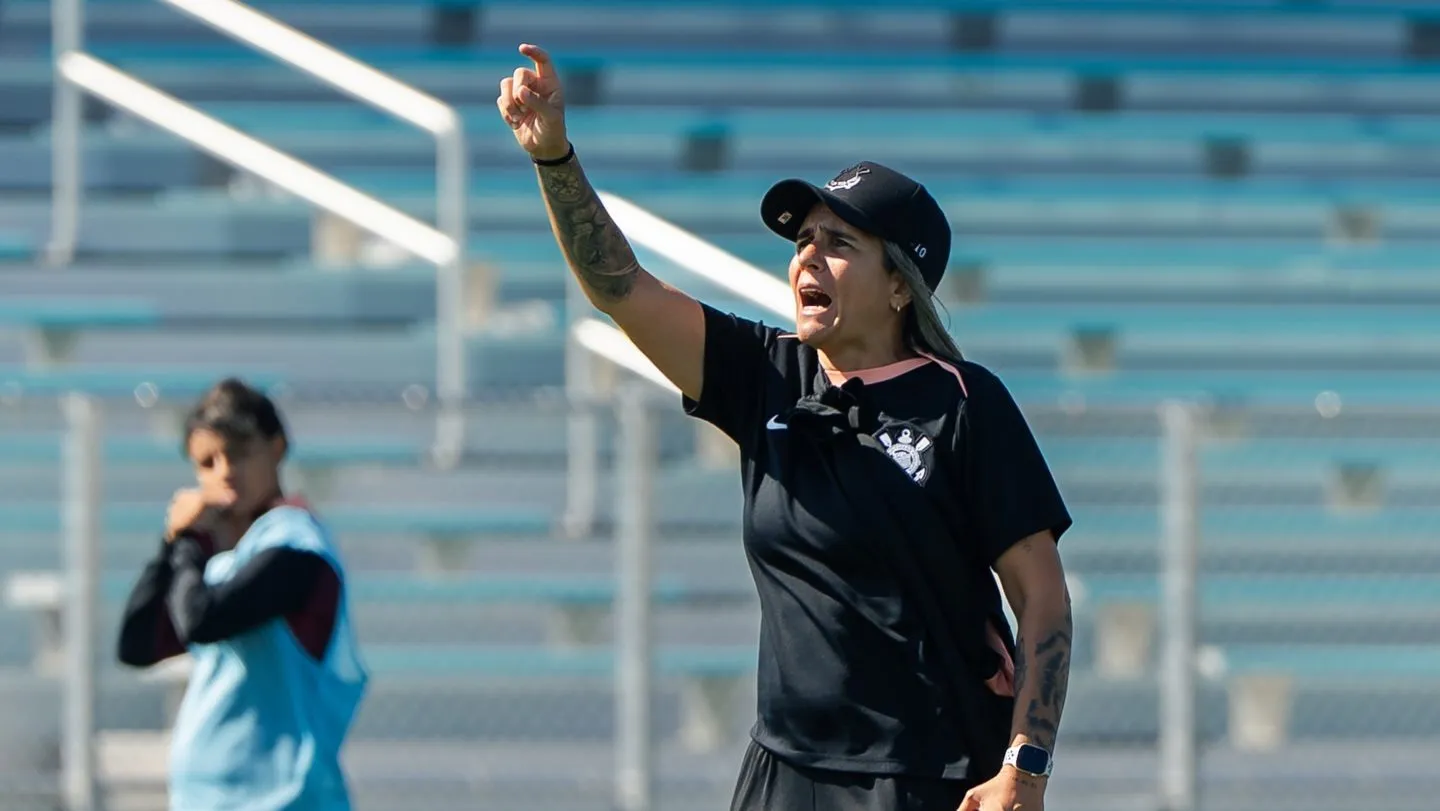 Treinadora Emily Lima, do Corinthians, em treino nos EUA