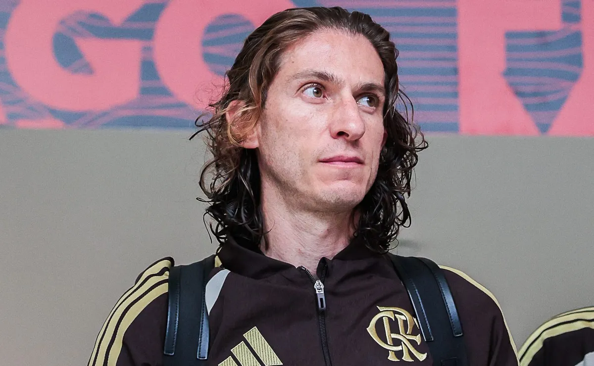 40 dias após deixar o Flamengo, Filipe Luís chega à Espanha para começar novo ciclo na carreira