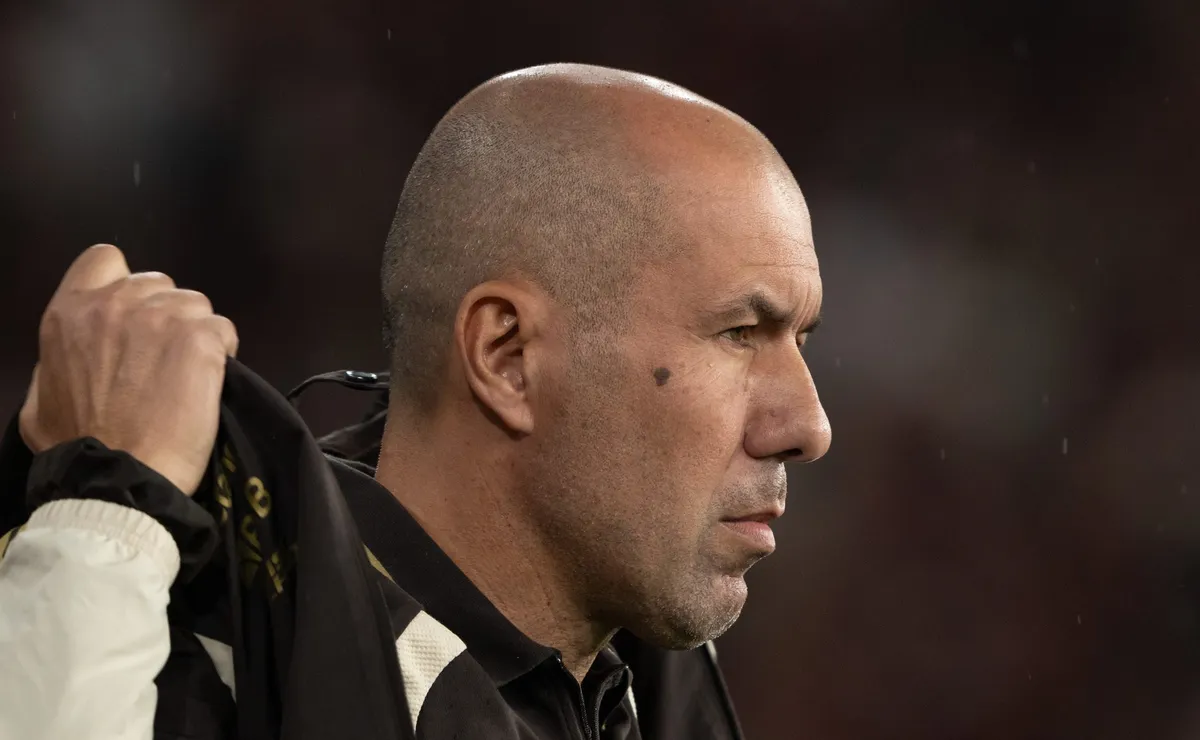 Com 4 zagueiros disponíveis no elenco de Jardim, Flamengo está disposto a negociar João Victor