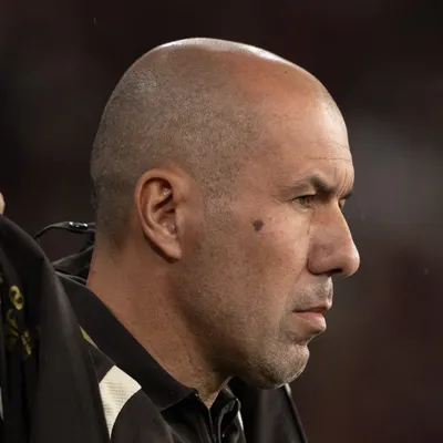 Com 4 zagueiros, Flamengo está disposto a negociar João Victor