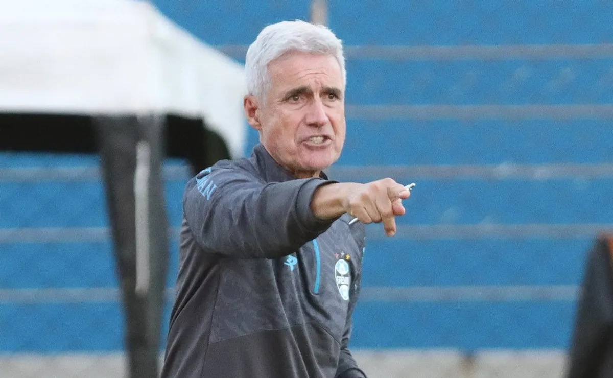 Trabalho na base fortalece Luís Castro em meio à pressão por demissão no Grêmio