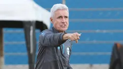 Castro em ação no CT Luiz Carvalho: Treinador mergulhou no trabalho de base: Foto: Rodrigo Fatturi / Grêmio FBPA