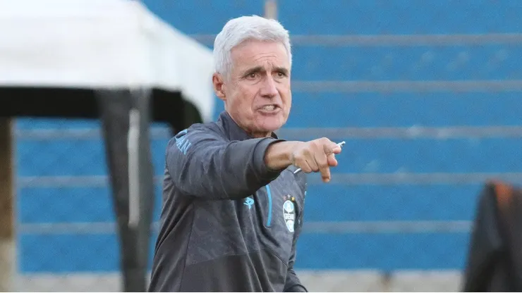 Castro em ação no CT Luiz Carvalho: Treinador mergulhou no trabalho de base: Foto: Rodrigo Fatturi / Grêmio FBPA