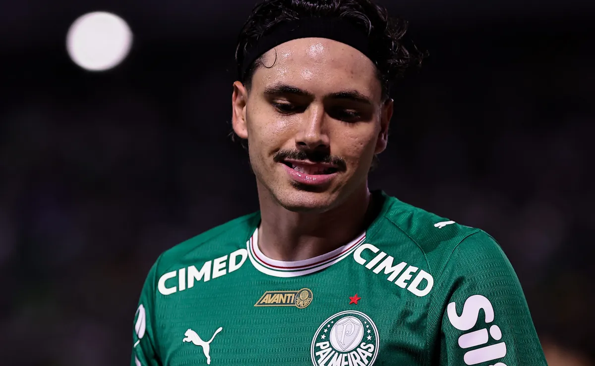 Palmeiras segue de olho em Ibañez e venda de Maurício pode ajudar na chegada do zagueiro