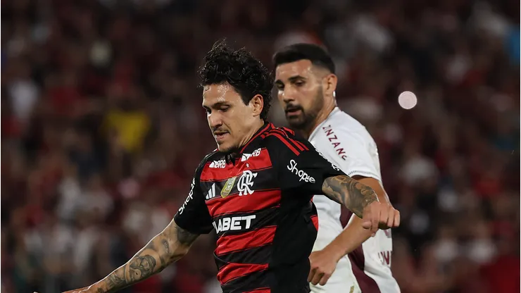 Pedro em disputa de bola com Ignácio.