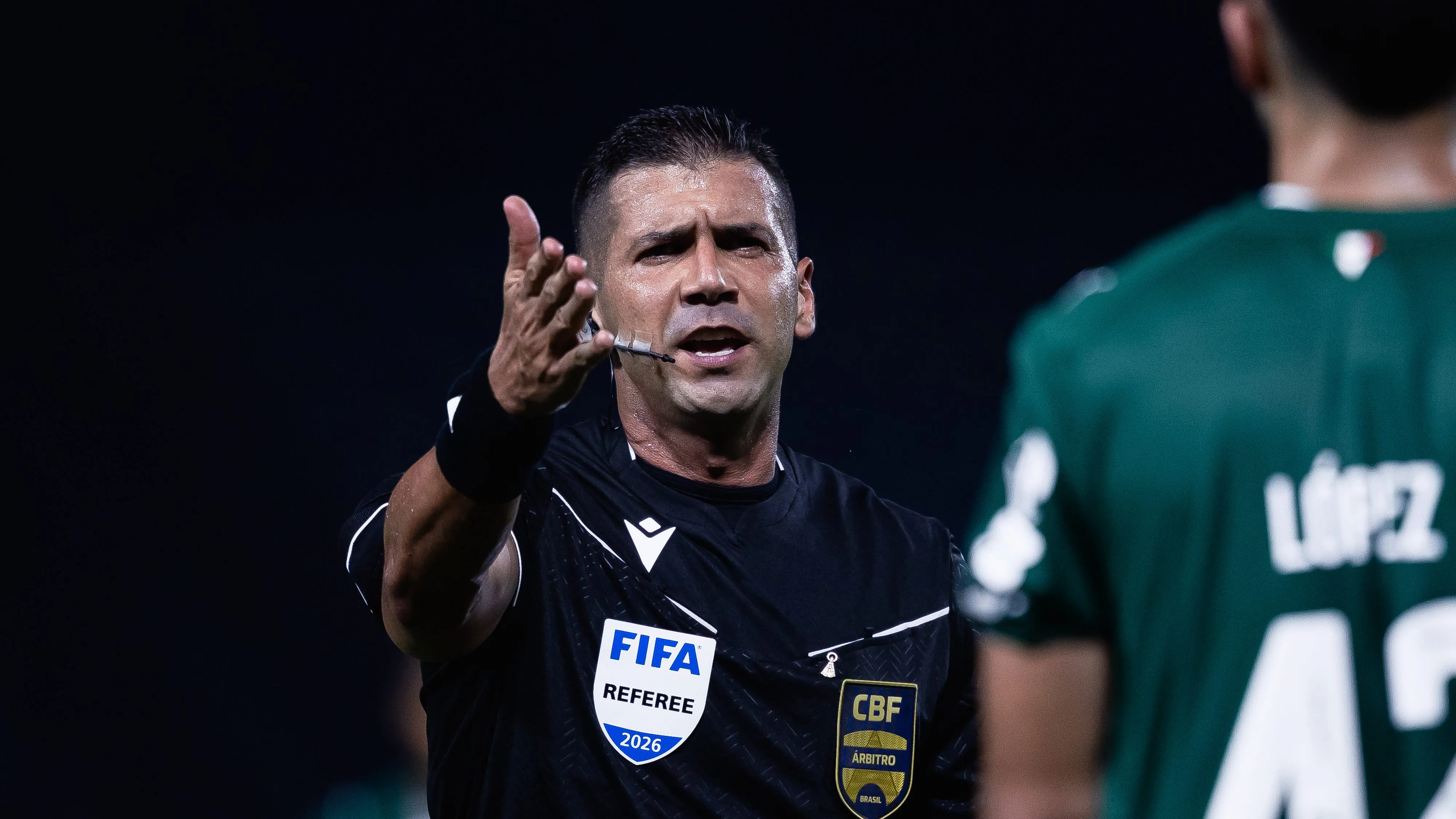 Bruno Arleu de Araújo comanda o Gre-Nal no Beira-Rio – Foto: Ettore Chiereguini / AGIF