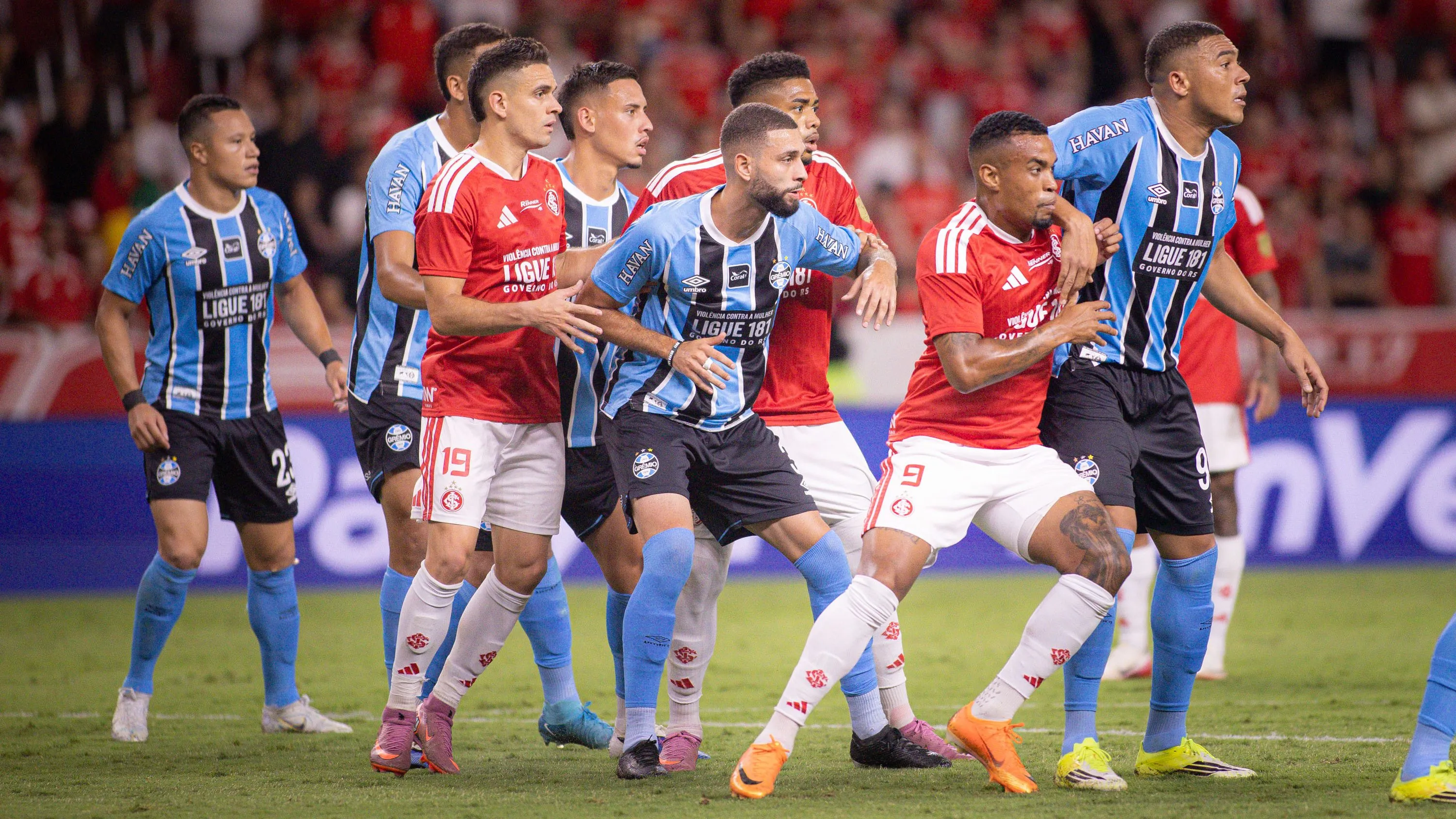 Jogadores do Internacional disputam lance com jogadores do Gremio durante partida no estadio Beira-Rio pelo campeonato Gaucho 2026. Foto: Maxi Franzoi/AGIF