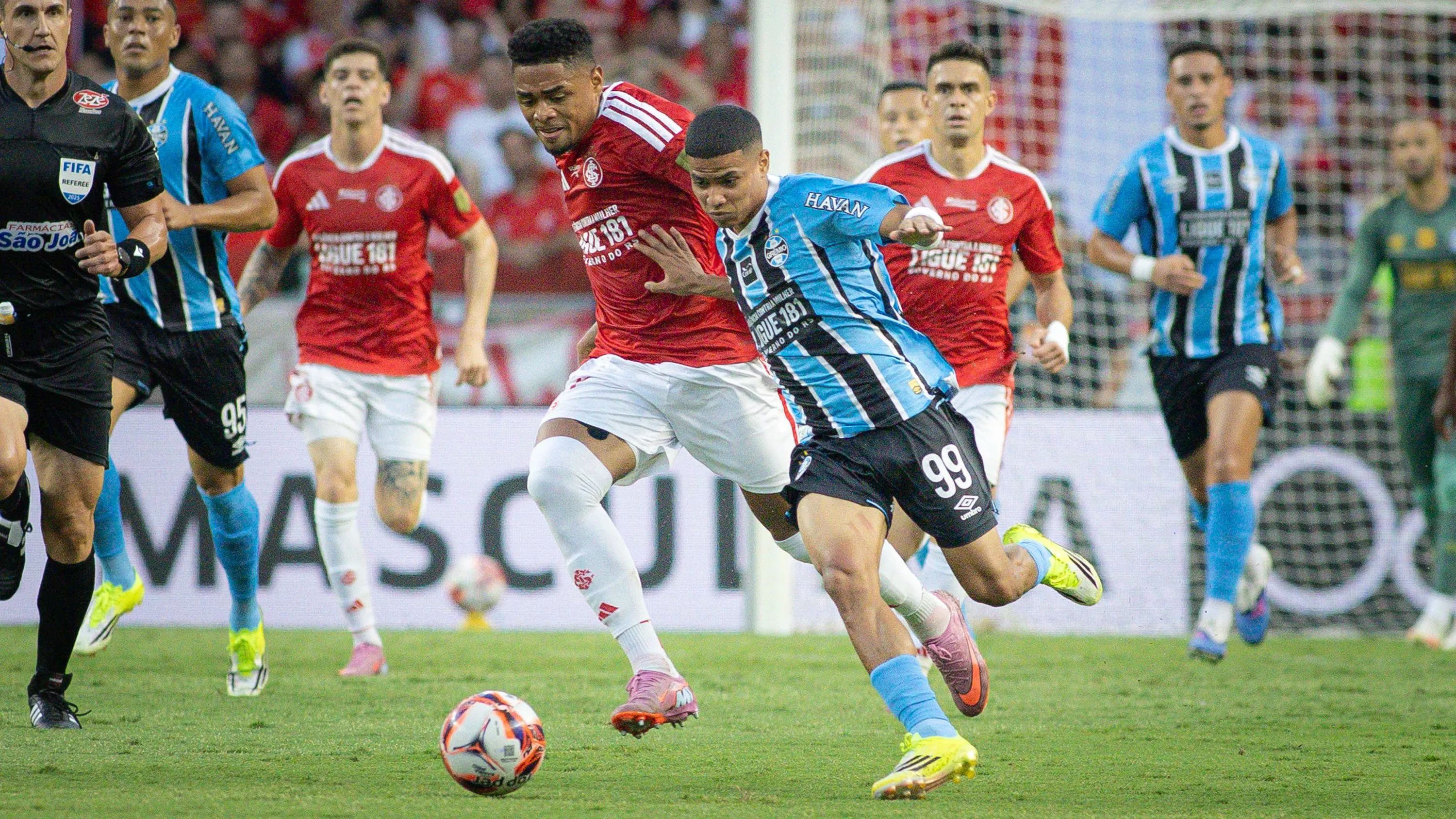 Victor Gabriel jogador do Internacional disputa lance com Jose Enamorado jogador do Gremio durante partida no estadio Beira-Rio pelo campeonato Gaucho 2026. Foto: Maxi Franzoi/AGIF