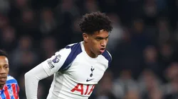 Souza em ação com a camisa do Tottenham.