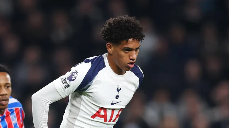 Souza em ação com a camisa do Tottenham.