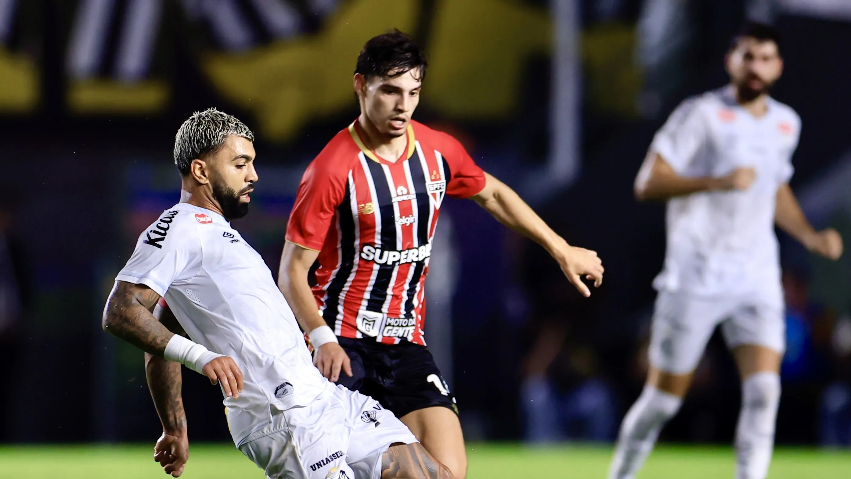 Foto: Marcello Zambrana/AGIF – Gabigol durante partida contra o São Paulo.