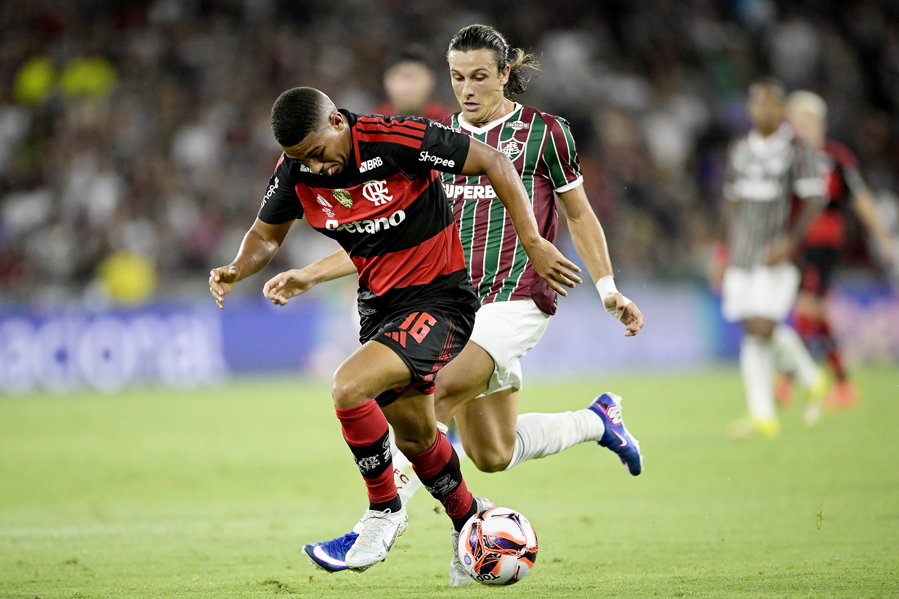Samuel Lino jogador do Flamengo disputa lance com Canobbio jogador do Fluminense durante partida no estadio Maracana pelo campeonato Carioca 2026. Foto: Alexandre Loureiro/AGIF