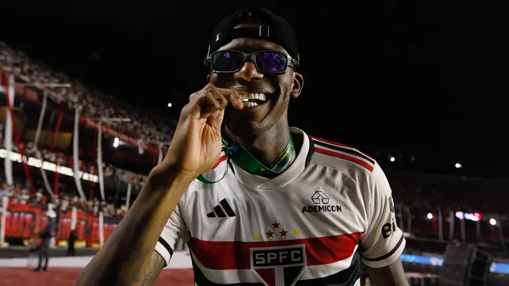 Zagueiro tem o futuro incerto - Foto: Ricardo Moreira/Getty Images.