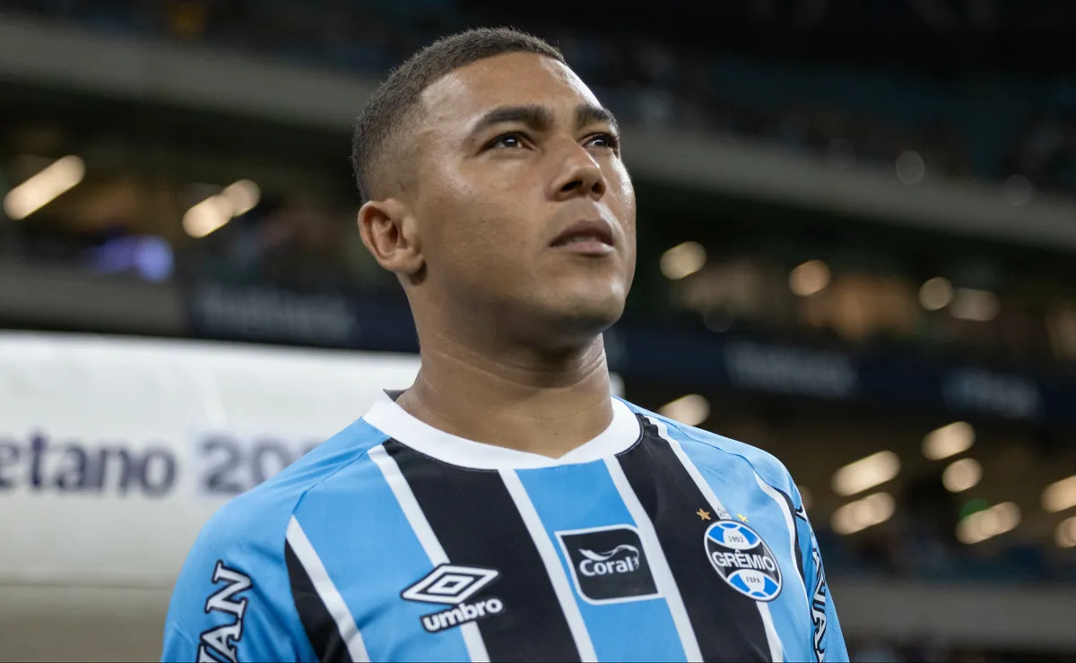 Carlos Vinícius supera todo o ataque do Internacional e chega como destaque para o Grenal no Brasileirão