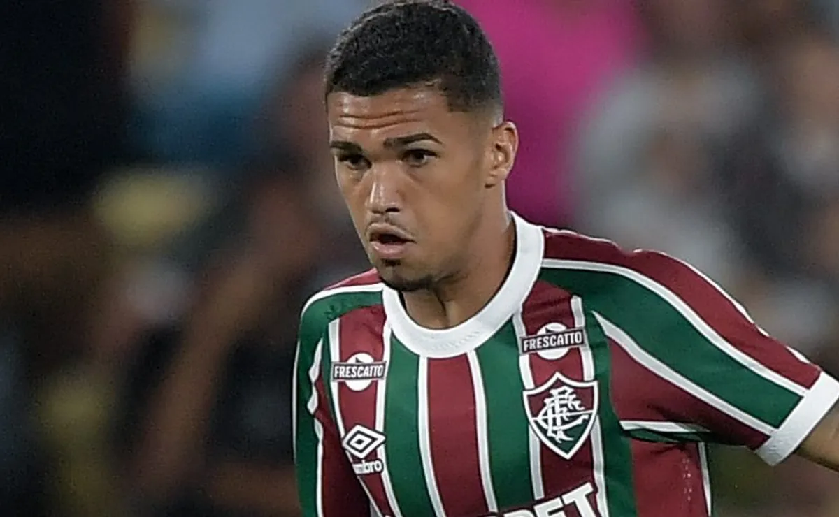 Riquelme Felipe fica sem espaço com Zubeldía e tem futuro incerto no Fluminense para 2026