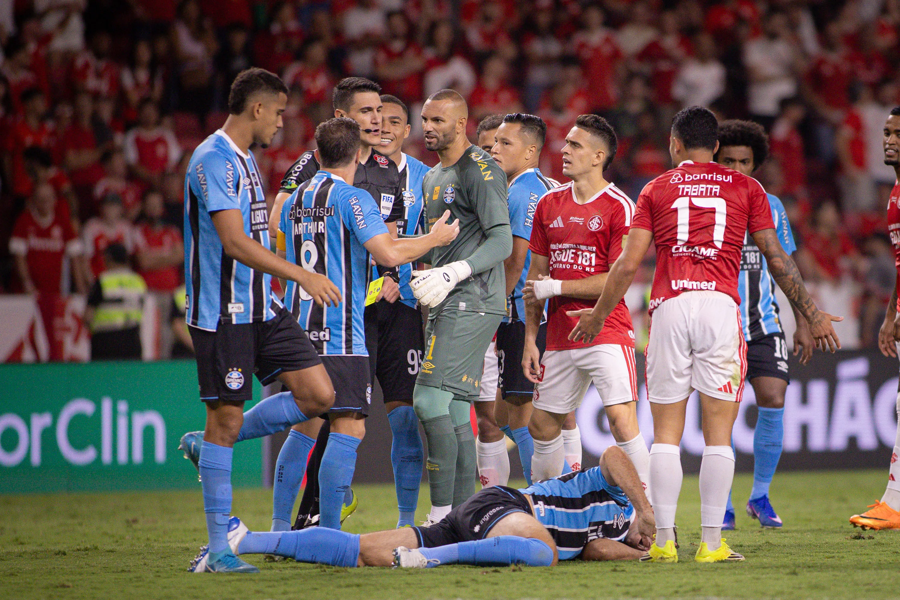 Tumulto entre jogadores do Internacional e jogadores do Gremio. Foto: Maxi Franzoi/AGIF