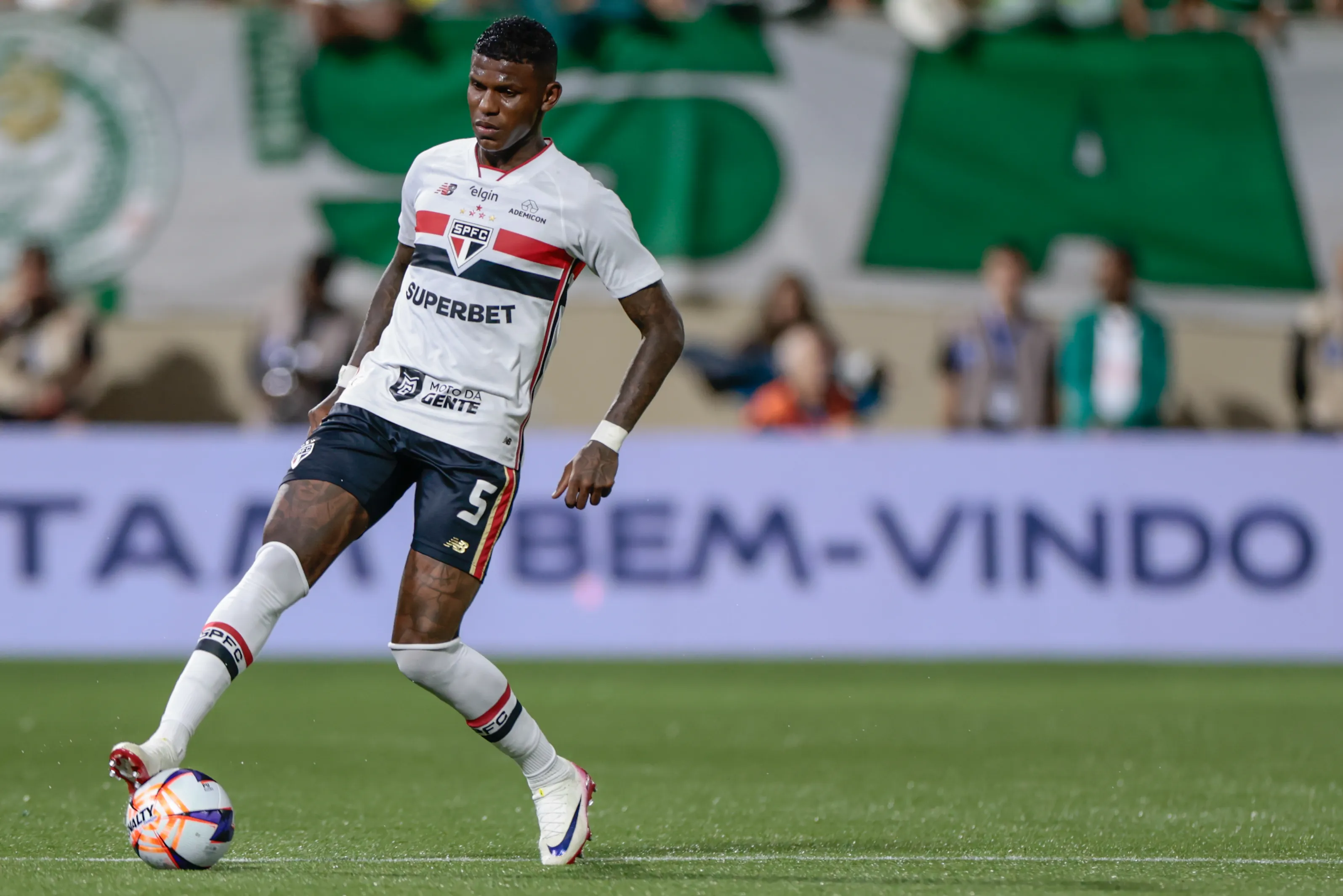 Arboleda jogador do Sao Paulo durante partida contra o Palmeiras no estadio Arena Barueri pelo campeonato Paulista 2026. Foto: Marcello Zambrana/AGIF