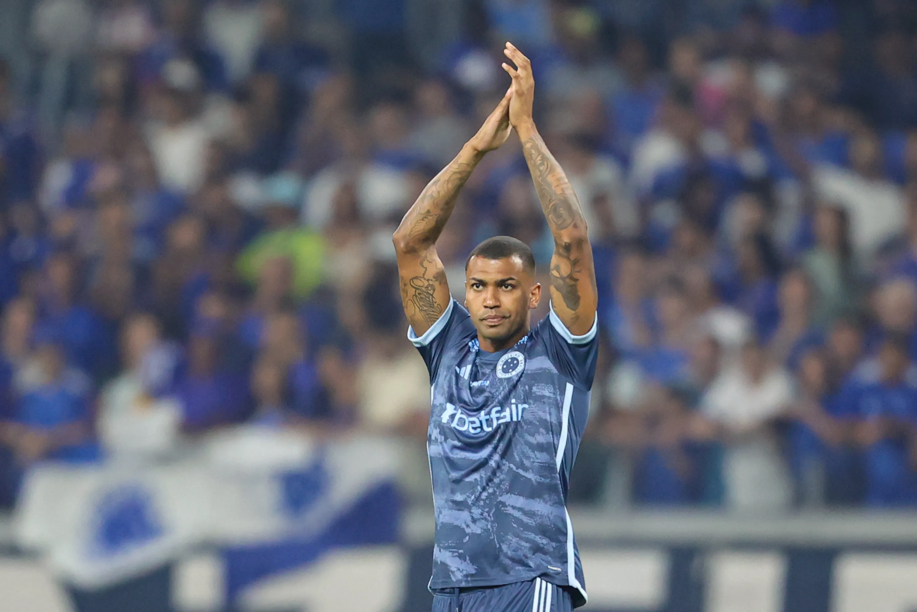 Walace treina a parte na Raposa. Foto: Gilson Lobo/AGIF