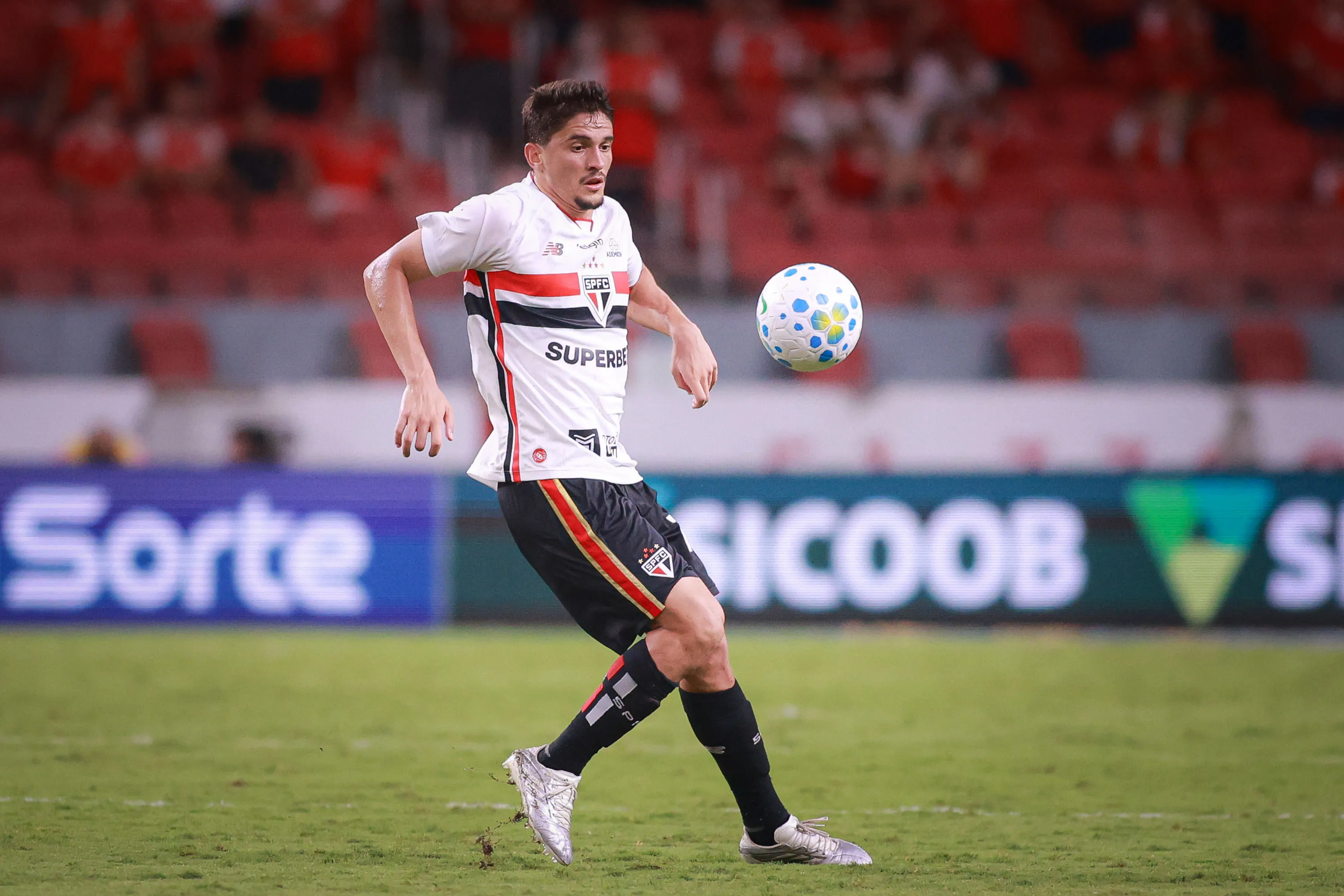 Pablo Maia jogador do Sao Paulo durante partida contra o Internacional no estadio Beira-Rio pelo campeonato Brasileiro A 2026. Foto: Maxi Franzoi/AGIF